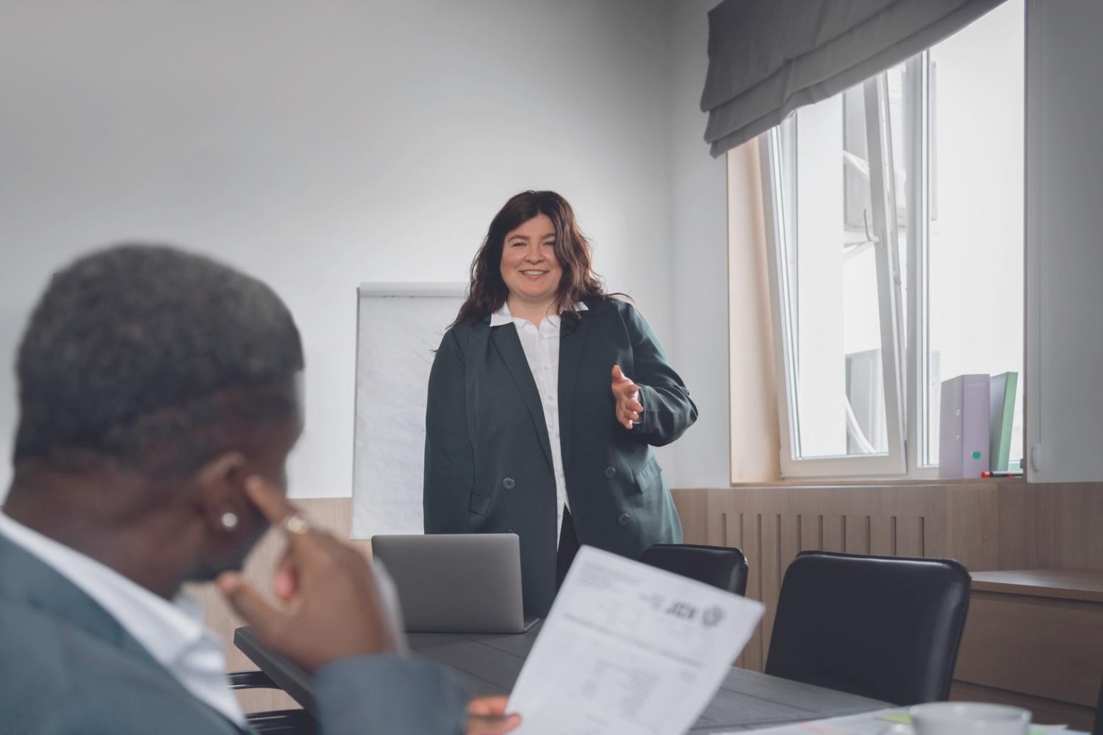 Persona revisando documentos financieros y organizando presupuesto mensual